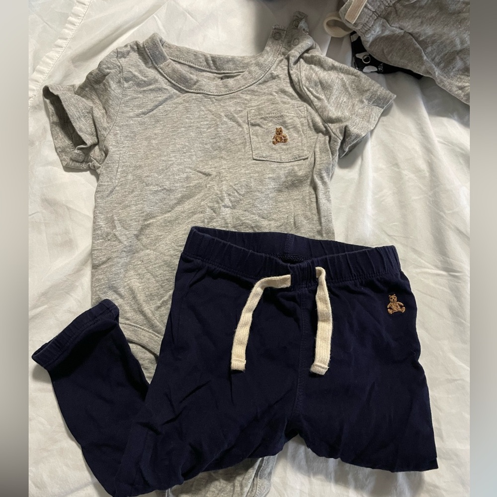 GAP baby gray onesie and Blue Joggers with Elastic Waistband baby bears